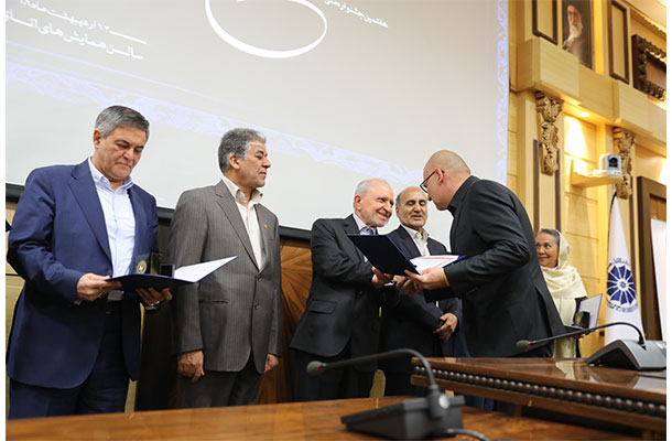 تجلیل از شاهین فاطمی در جشنوراه ملی تلاشگران کیفیت تجلیل از شاهین فاطمی در جشنوراه ملی تلاشگران کیفیت